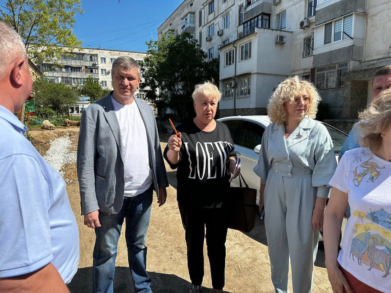 Александр Юрьев встретился с жителями двора по ул. 60-летия Октября